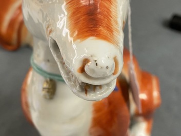 Une paire de mod&egrave;les de chiens en porcelaine de Chine pour l'exportation, Qianlong